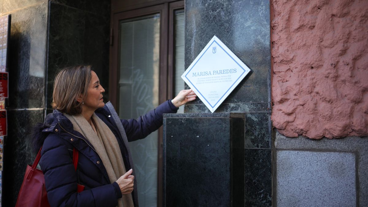 Reyes Maroto, al colocar la placa