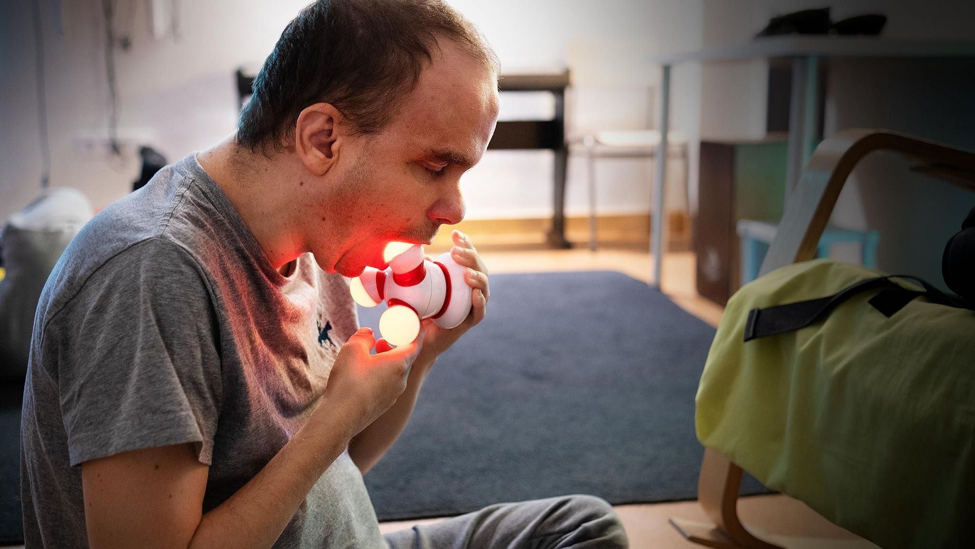 Samuel jugando en la sala de los sentidos