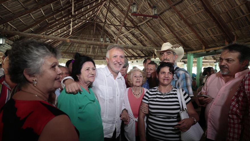 El presidente de Canarias anuncia la ampliación de ayudas directas para los canarios en Cuba