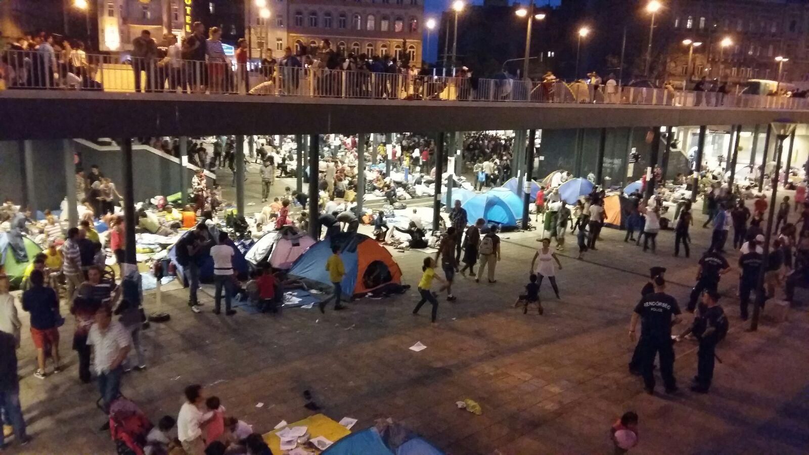 Refugiados en la estación de Keleti (LAURA ACOSTA)