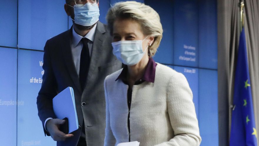 Imagen de la presidenta de la Comision Europea, Ursula von der Leyen (d) junto al presidente del Consejo, Charles Michel tras la rueda de prensa después de la Cumbre Europea en Bruselas sobre la pandemia. EFE/EPA/OLIVIER HOSLET / POOL