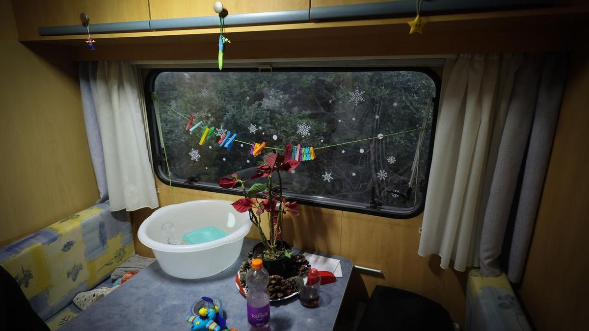 Un rincón de la caravana donde vive Elena con sus padres.