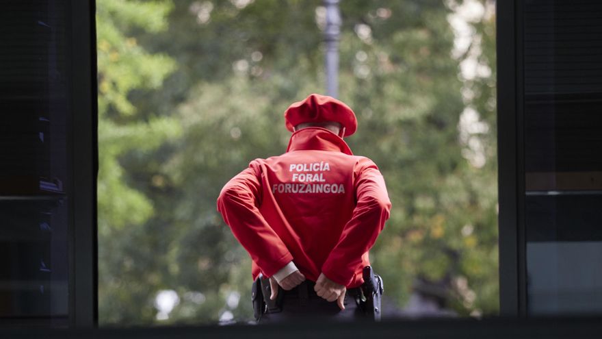 Archivo - Agente de la Policía Foral.