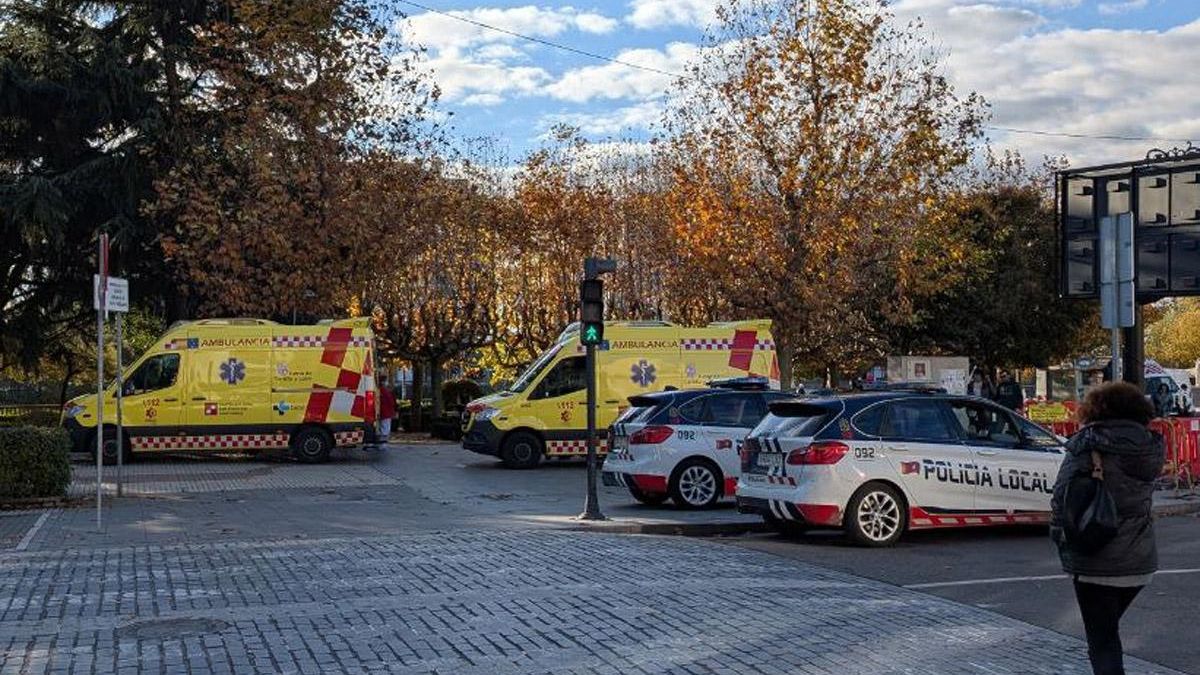 Dos patrullas de policía y dos ambulancias en el lugar de la pelea a navajazos