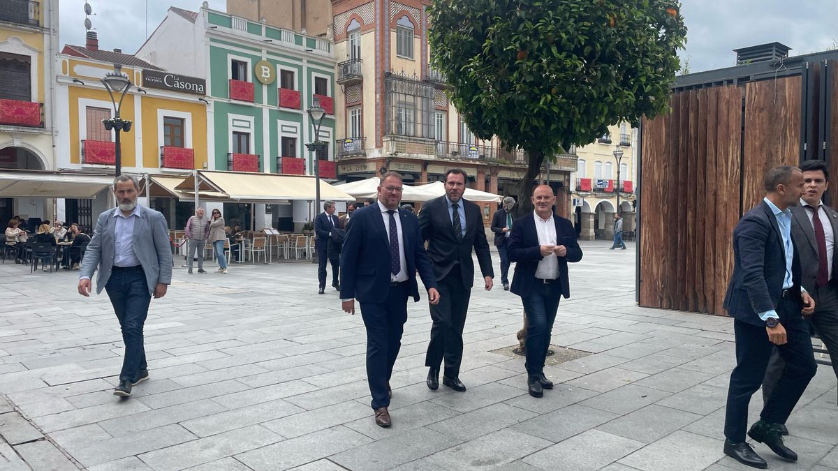 El ministro de Transportes, Óscar Puente, junto al alcalde de Mérida, Antonio Rodríguez Osuna, este lunes