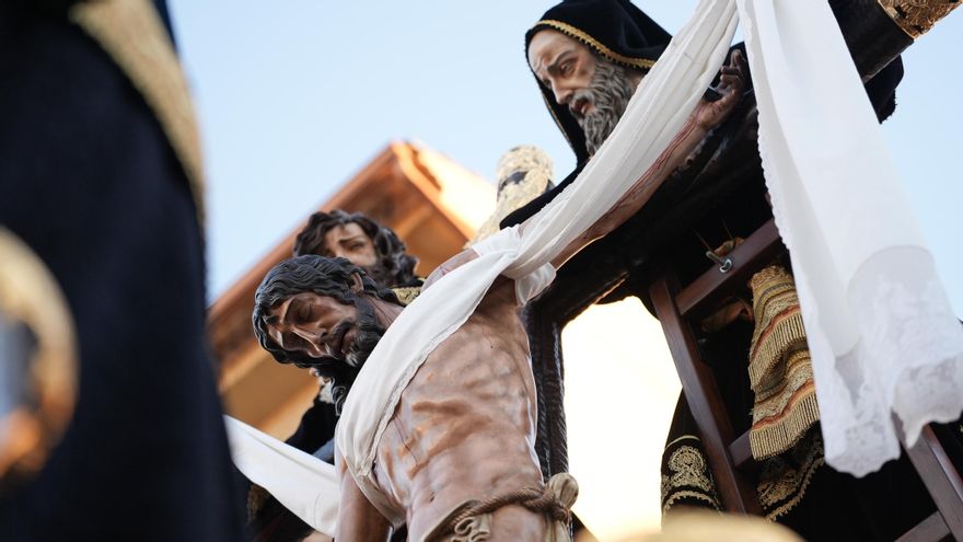 La procesión de la Hermandad del Descendimiento, en imágenes