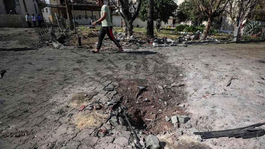 Imagen del punto donde impactó el proyectil en el hospital Al-Ahli de Gaza