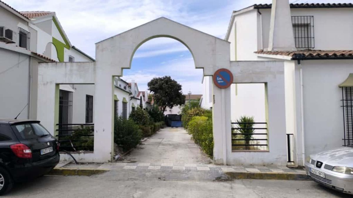 Excavan los enterramientos aparecidos en una plaza de Lucena que podrían ser romanos