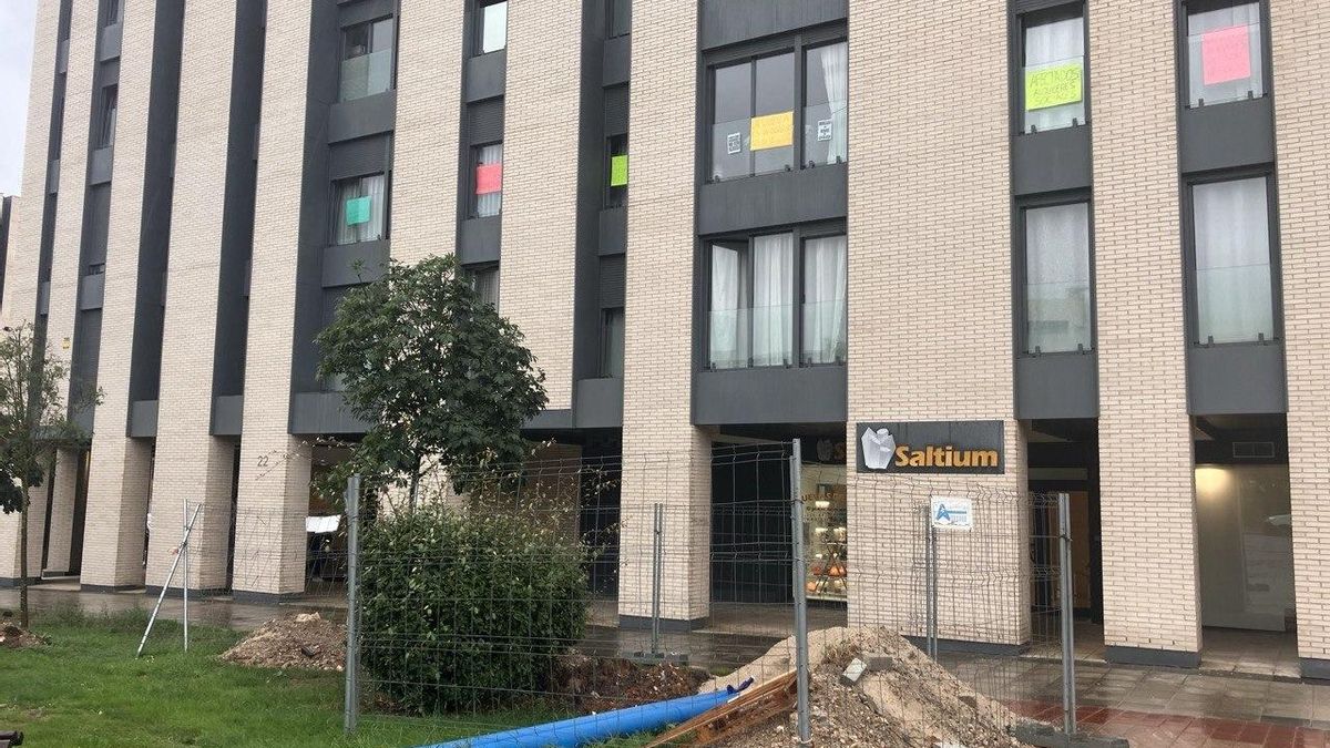 Exterior de uno de los bloques de viviendas de la calle Hermanos Calderón, en Santander, en septiembre de 2026.