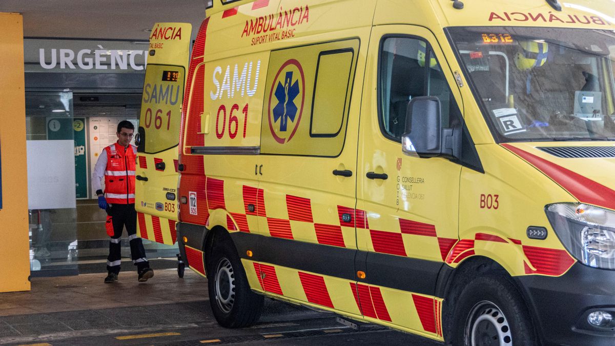 Una ambulancia aparcada ante el acceso a Urgencias del hospital Son Espases de Palma