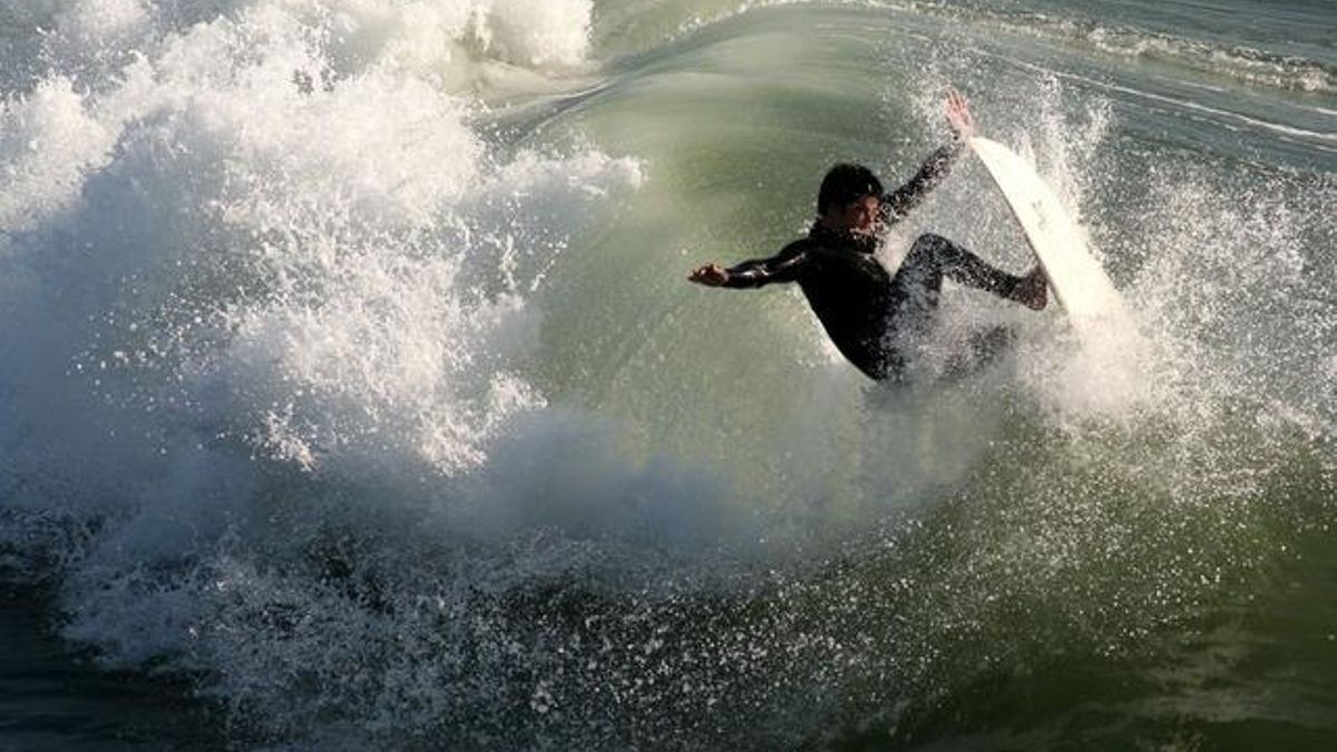 Un surfista 'vuela' sobre una ola. /Wikipedia.