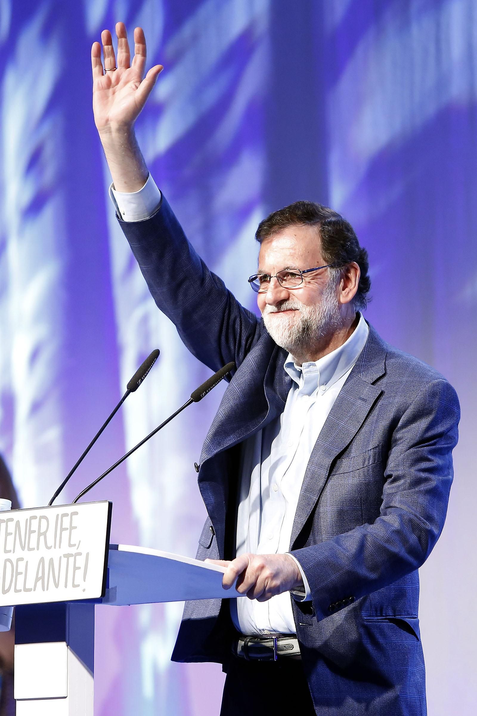 Mariano Rajoy saluda a los militantes asistentes al congreso tinerfeño