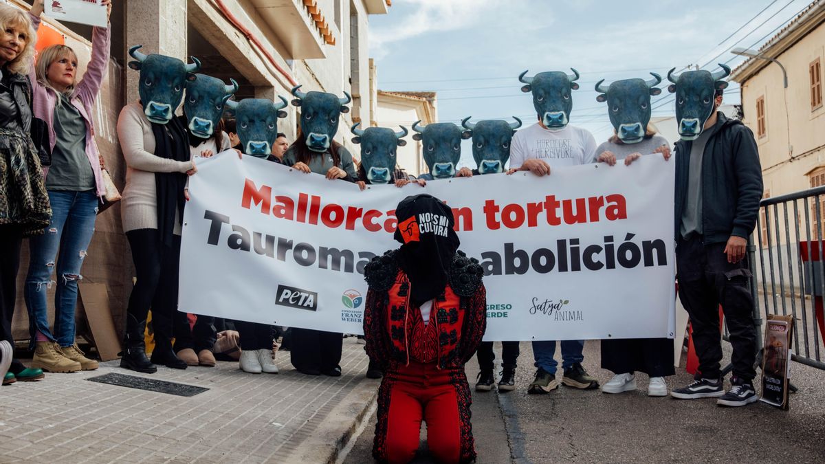Varias organizaciones animalistas protestan contra la tauromaquia en Muro.