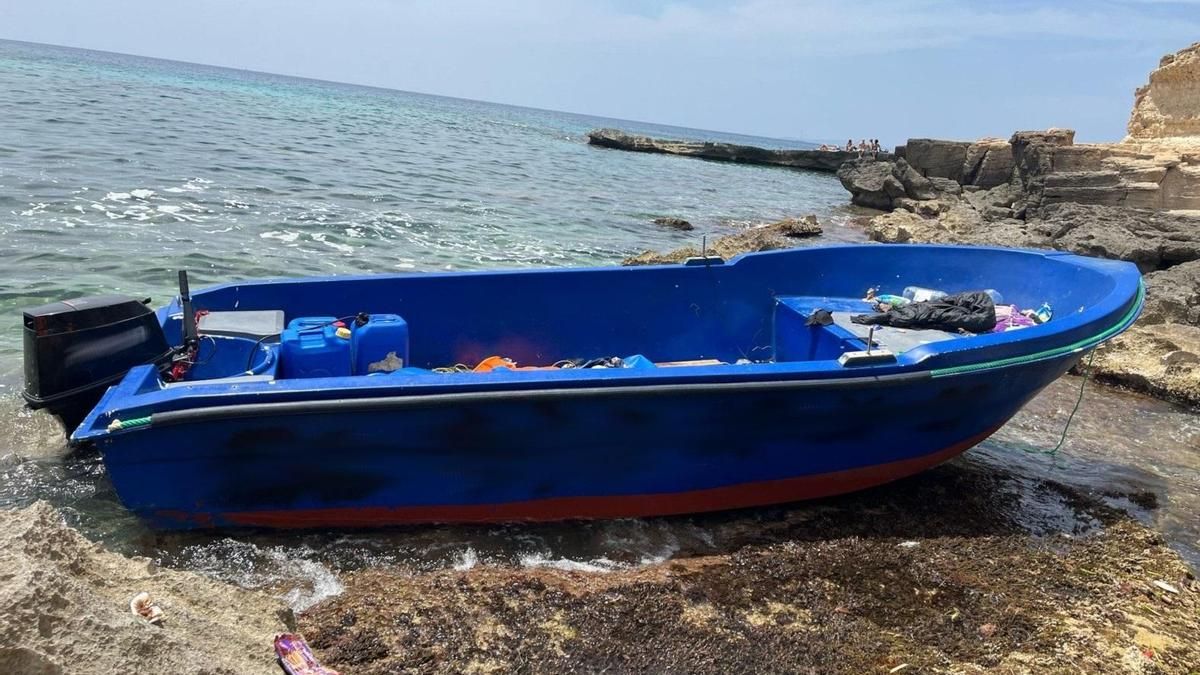 Una patera localizada en la costa de Mallorca en una imagen de archivo.