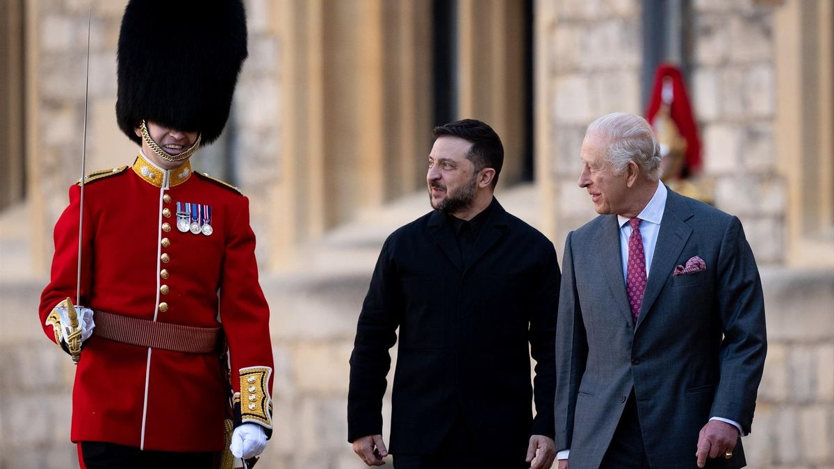 El presidente de Ucrania, Volodímir Zelenski, el rey Carlos III y el comandante Ben Tracey en el castillo de Windsor, Inglaterra, este viernes.