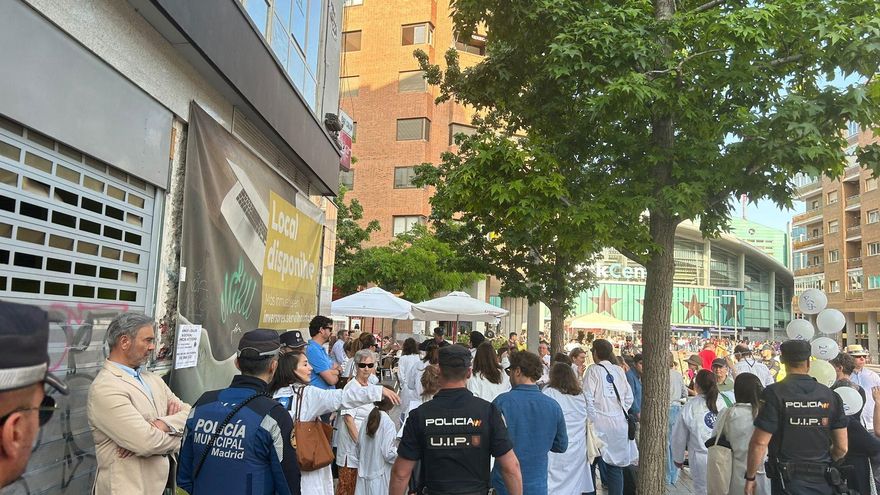 La Policía expulsa de la plaza Felipe II de Madrid a los médicos que han ido al inicio de campaña del PP.
