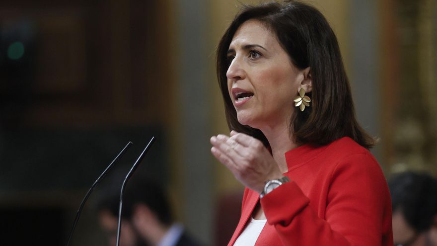 La diputada socialista Esther Peña interviene este jueves en el pleno del Congreso, que aborda la creación de una comisión de investigación sobre el caso Koldo solicitada por su partido. EFE/ Fernando Alvarado