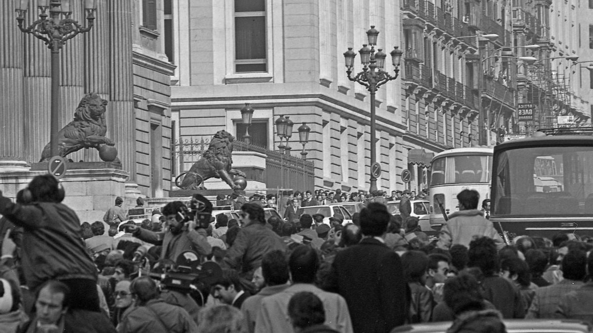 Las inmediaciones del Congreso de los Diputados durante el día 24 de febrero de 1981.
