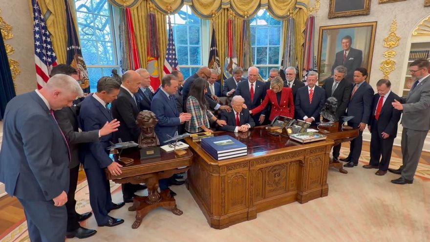 Un grupo de pastores evangélicos rezan con Donald Trump en el Despacho Oval.