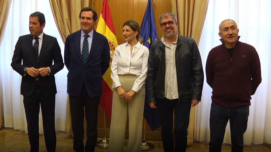 Los presidentes de CEPYME, Gerardo Cuerva, y de CEOE, Antonio Garamendi; la ministra de Trabajo, Yolanda Díaz, y los secretarios generales de CCOO y UGT, Unai Sordo y Pepe Álvarez, posan antes de la reunión para la aprobación del SMI de 950 euros.
