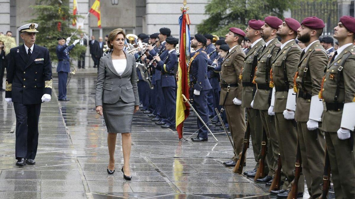 María Dolores de Cospedal pasa revista a las tropas como ministra de Defensa. /