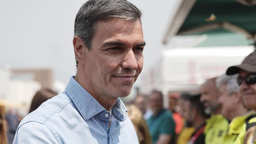 El presidente del Gobierno, Pedro Sánchez, en el Puesto de Mando Avanzado (PMA) del incendio de La Vall d'Uixó (Castellón), donde se ha reunido con los equipos desplegados para la extinción del incendio. EFE/Manuel Bruque