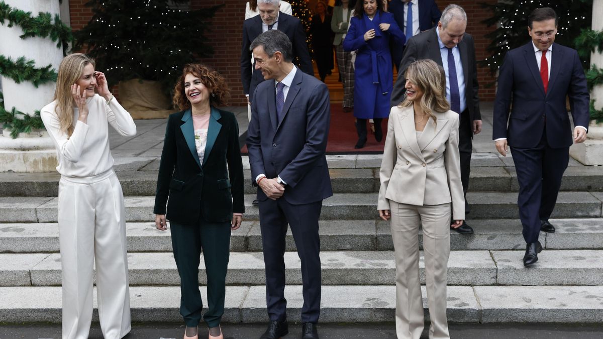Pedro Sánchez junto a las vicepresidentas antes de la última reunión del Consejo de Ministros del año.