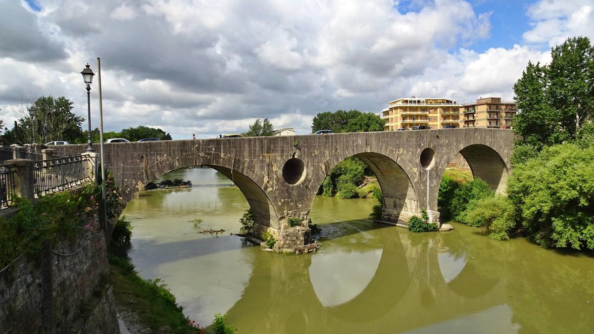 Puente romano sobre el Río Volturno. Este puente fue reconstruido después de su voladura en la Segunda Guerra Mundial.