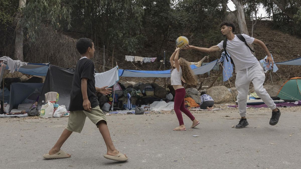 Decenas de niños y mujeres migrantes, abandonados a las puertas de dos centros de acogida del Gobierno en Ceuta: "Nos tienen aisladas"