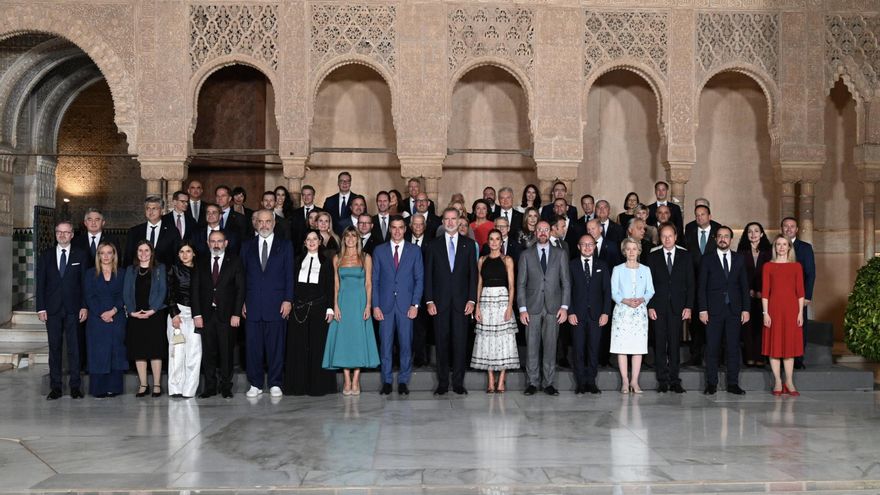 Foto de familia de la Comunidad Política Europea, con los reyes, en la Alhambra.