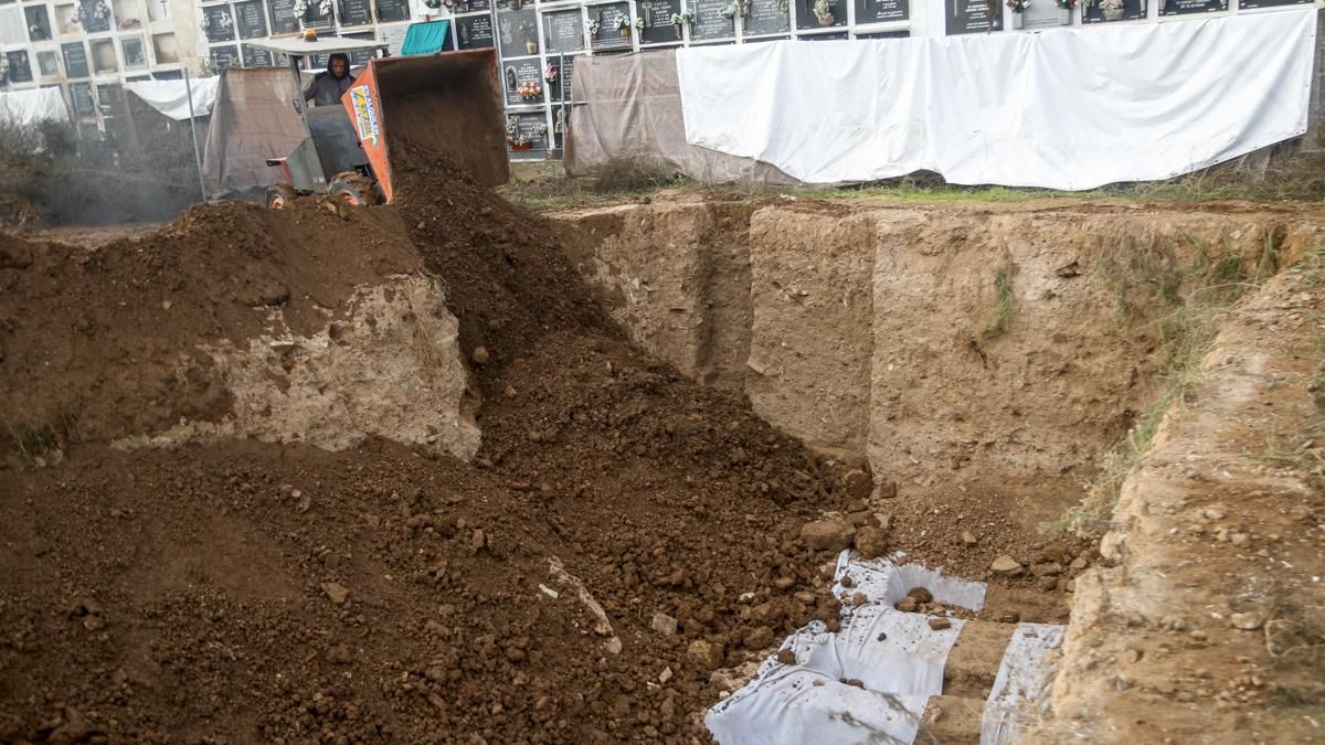 Comienzan a cerrar fosas del cementerio de La Salud sin terminar excavaciones