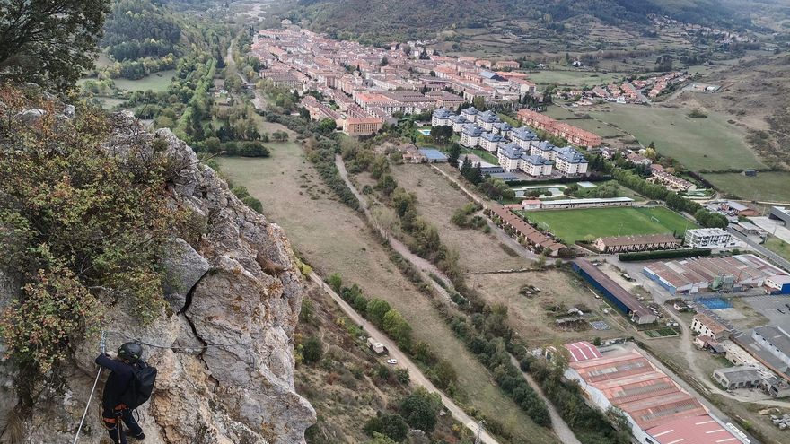 La vía ferrata en las peñas de Ezcaray ya está instalada: así es el recorrido