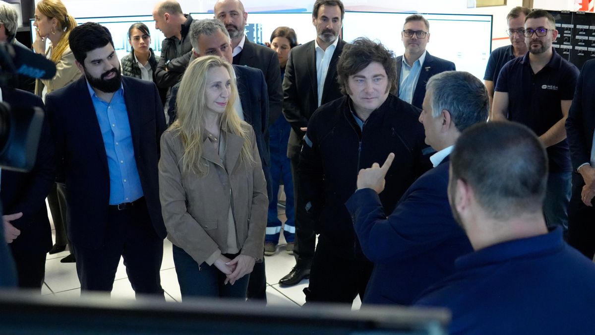 Milei llegó acompañado por buena parte de su círculo político: su hermana y secretaria general de la Presidencia, Karina Milei; el jefe de Gabinete, Diego Santilli; el secretario de Comunicación y Medios, Fabián Fernández; y el diputado nacional y armador bonaerense de La Libertad Avanza Sebastián Pareja.