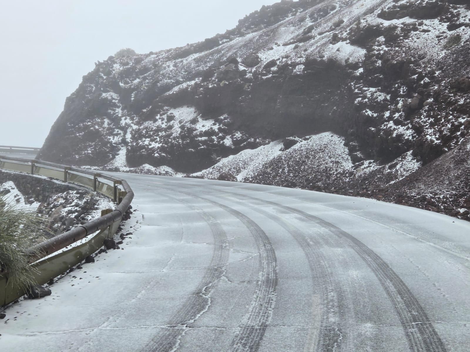 Carretera LP-4 de acceso al Roque de Los Muchachos, en la tarde de este miércoles, con una capa de nieve.