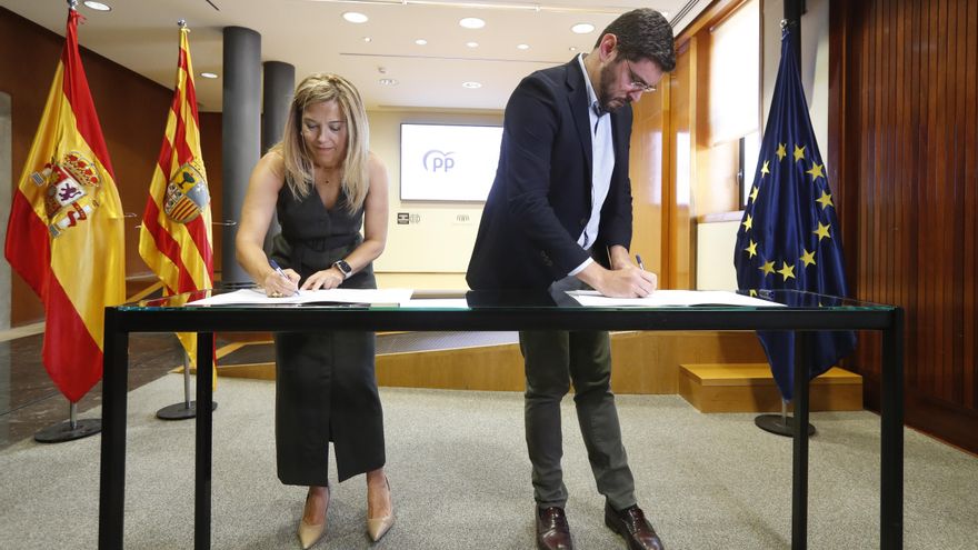 Los portavoces del PP y de Vox en el parlamento aragonés, Ana Alós (i) y Alejandro Nolasco (d) durante la firma este viernes del pacto de gobierno de coalición