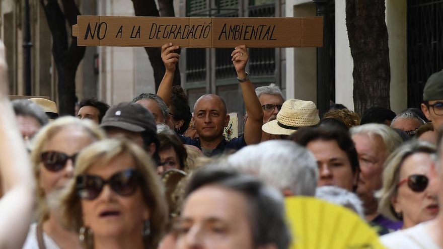 Más de 200 personas protestan contra la amnistía urbanística de PP y Vox: "Solo beneficiará a promotores y constructores"