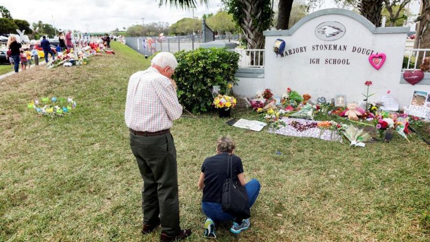 Renuncia director de escuela de Florida escenario de matanza de 17 personas