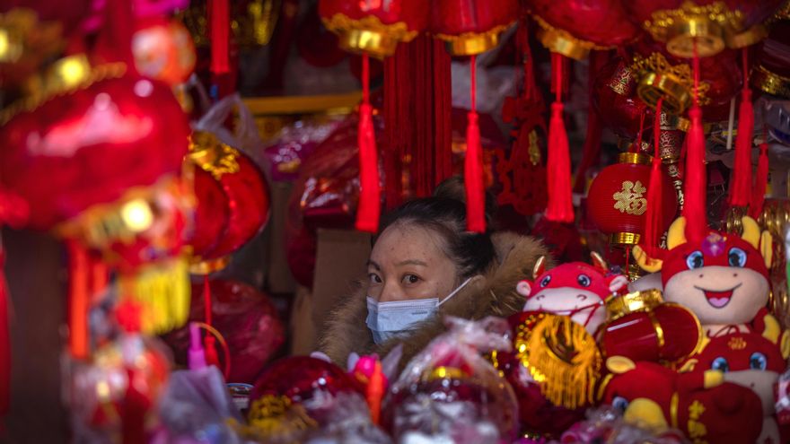 China registró este lunes 16 nuevos casos de coronavirus, todos ellos importados, y ningún contagio por transmisión local, informó hoy la Comisión Nacional de Salud.EFE/EPA/ALEX PLAVEVSKI