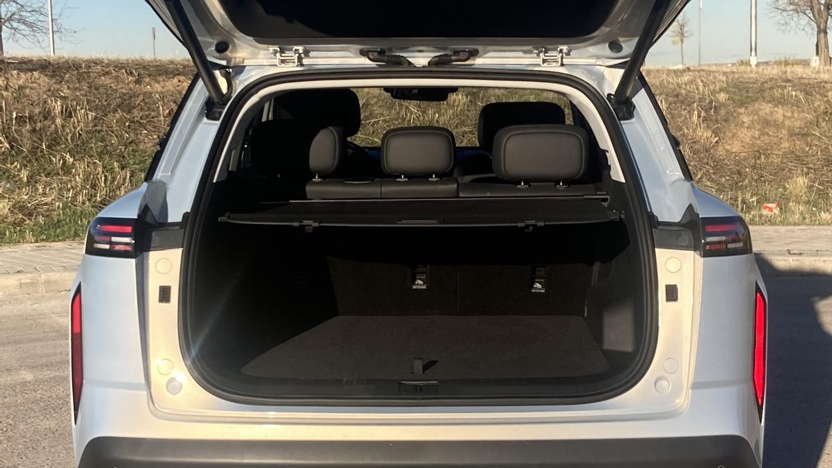 El volumen entre el plano de carga y la cortinilla es bastante limitado.