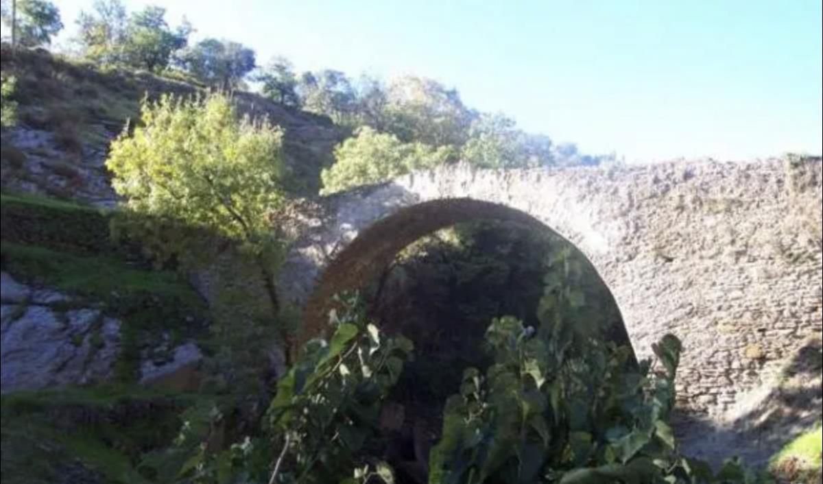 Puente que atraviesa el río.