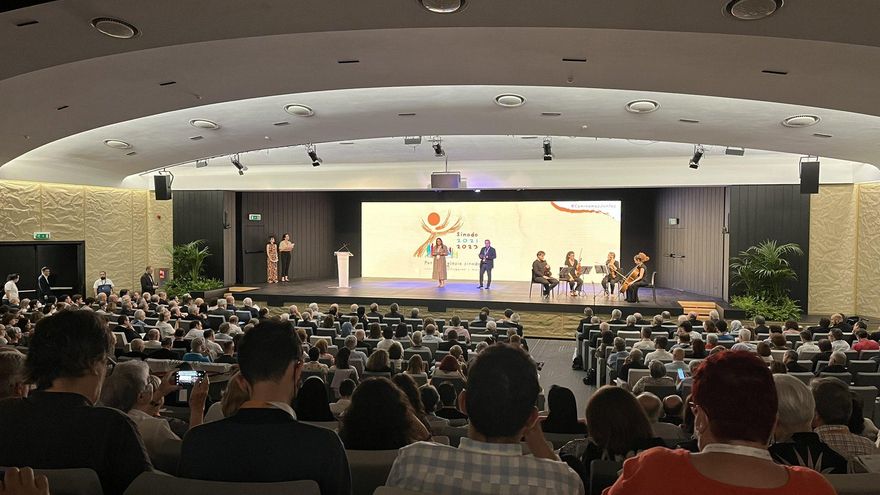 La Iglesia española elude reclamar el sacerdocio femenino y pasa de puntillas por el celibato opcional o los abusos sexuales