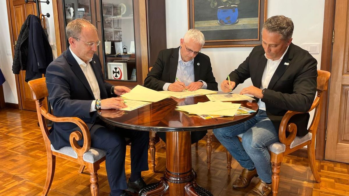 De izquierda a derecha: el presidente del Cabildo de La Palma, Sergio Rodríguez; el director del IAC, Valentín Martínez Pillet; y el director ejecutivo de la Reserva de la Biosfera La Palma, Alfonso Montes de Oca, durante la firma del protocolo