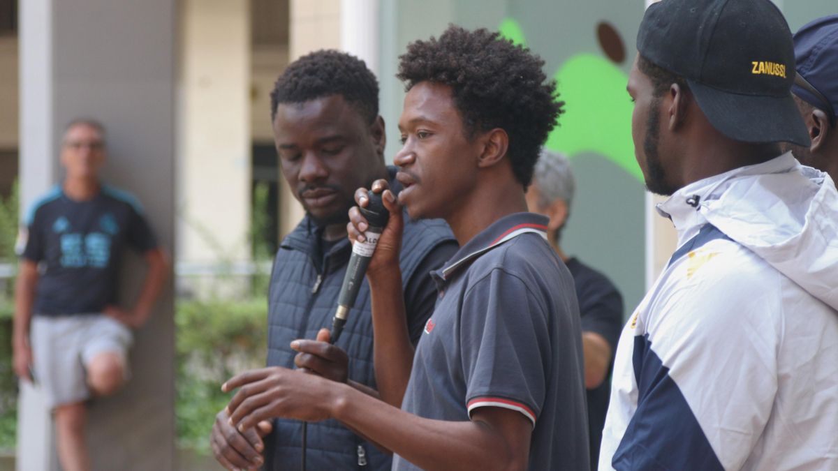 Mamadou Telly Diallo, uno de los malienses hablando al barrio