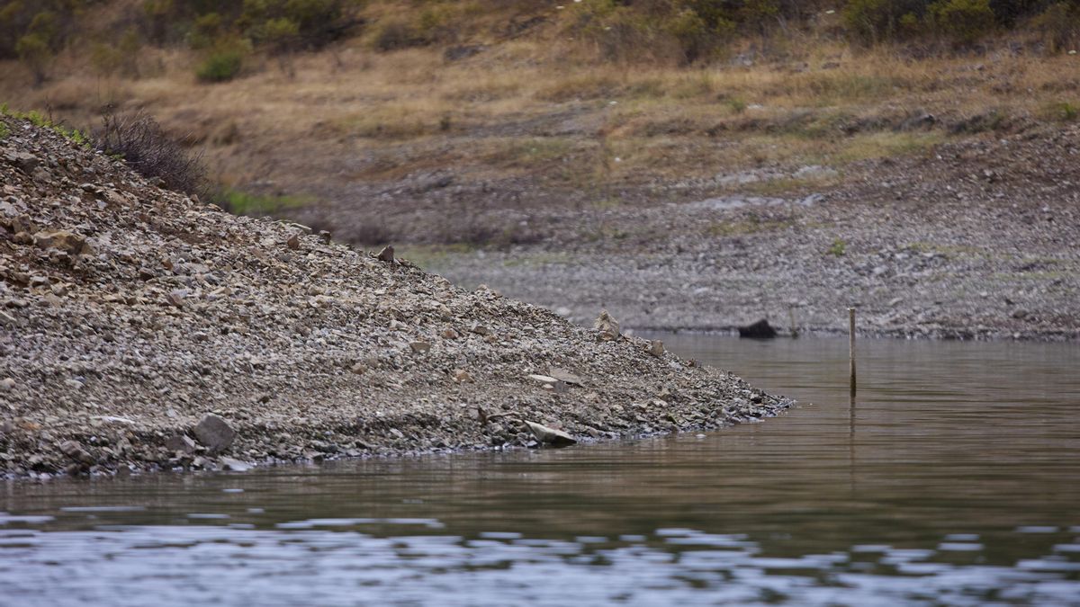 Detalle del embalse de la Minillas, en el Ronquillo, tras las lluvias caídas en estos días, a 22 de mayo de 2023 en Sevilla (Andalucía, España).