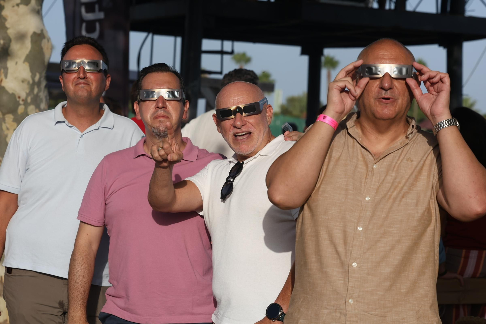La emoción se podia palpar en los rostros de las personas que han seguido el eclipse desde la costa de Cádiz
