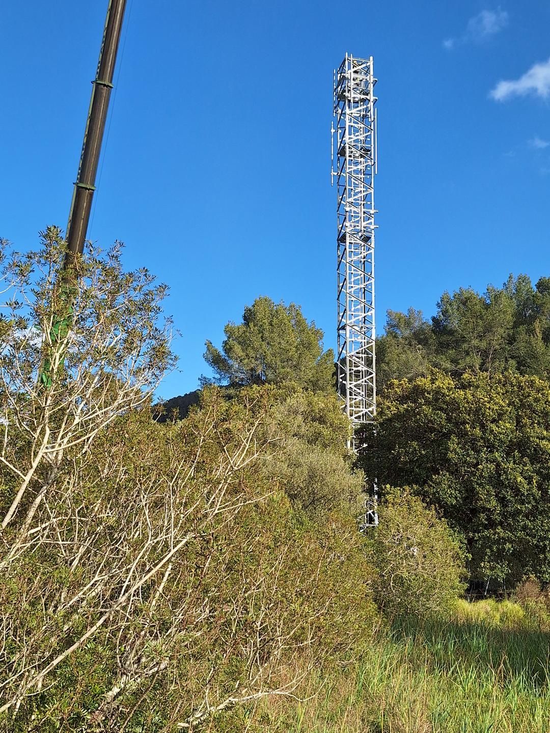 Una altra fotografia de la torre instal·lada a la Serra de Tramuntana