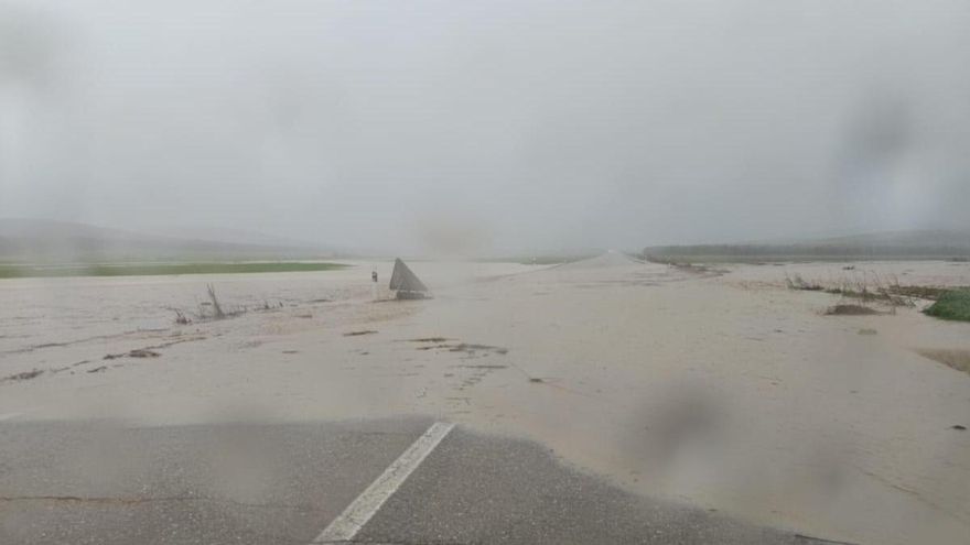 Carretera de Bujalance completamente inundada.