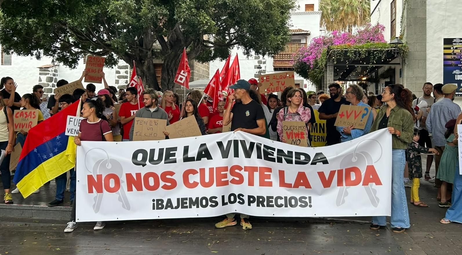 Manifestación este viernes en Los Llanos de Aridane para reclamar una vivienda digna. LA PALMA AHORA