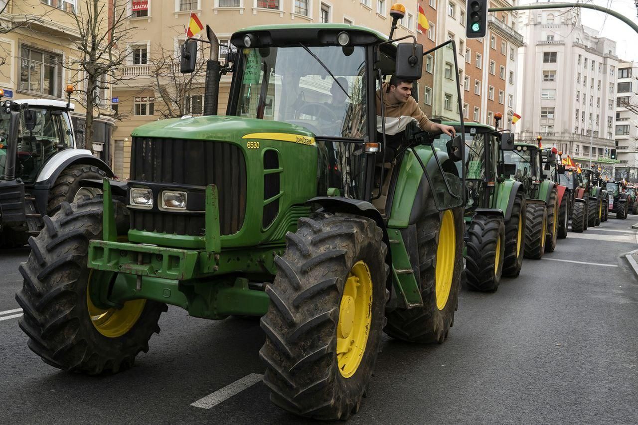 Manifestación de agricultores y ganaderos en Santander. | JOAQUÍN GÓMEZ SASTRE