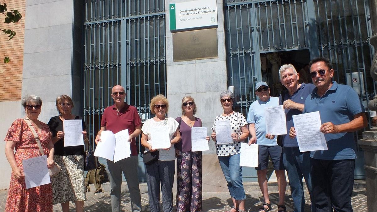 Entregan casi 2.000 firmas a la delegada de Salud para que refuerce la Atención Primaria en Córdoba